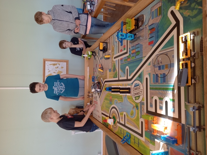 Elever bygger lego-robotar.